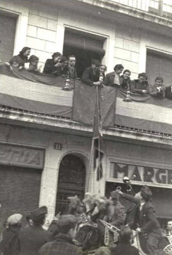 Preparació de l'oneig de la bandera al ritme de la Patera.1940. Foto de la família Aure Castells